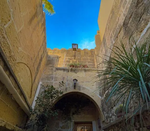 300y/o Blue Lagoon Views /ac/pool * Qala